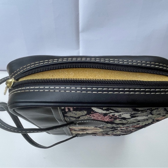 Nelson Regency Deluxe Bible Cover with Pink Floral Design - Picture 9 of 16